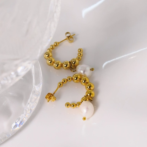 Orecchini A Cerchio A Forma Di C Placcati In Oro Acciaio Al Titanio Con Perla Artificial Barocca Naturale D'acqua Dolce