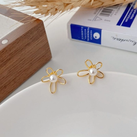 Retro Hollow Flower Stud Earrings With Natural Freshwater Pearl And 925 Sterling Silver Earring Post For Women Elegant