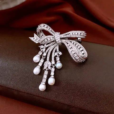 Broche Élégante Épingle Cuivre Zircon Künstliche Perle Eau Douce Gland Nœud Animal Fleur Forme Luxe Accessoire Costume Pour Femmes