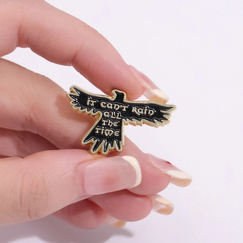 Broche de Cuervo de Aleación de Esmalte Con Cita IT CAN'T RAIN ALL THE TIME Pin de Solapa de Ave para Bolsos Ropa Joyería
