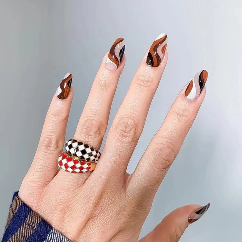 Press On Nails Forme Amande Brillant Couverture Complète Faux Ongles Artificiels Français Abstrait Lignes Ondulées Rétro