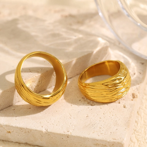 Anello a Fascia Italiano Retro con Texture Spazzolata per Donna in Acciaio al Titanio Oro Argento Superficie Irregolare