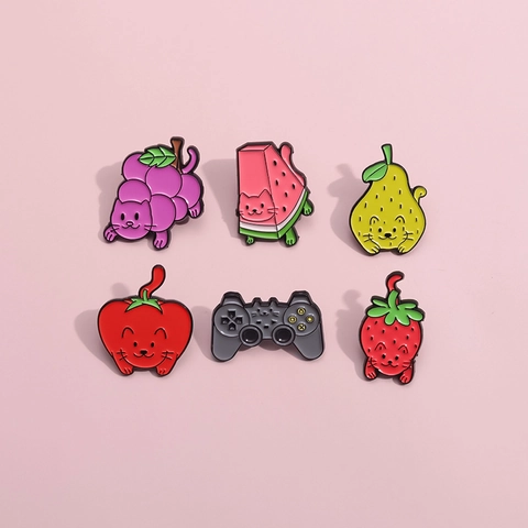 Broche En Émail Chat Dessin Animé Pins Mignon Fraise Pastèque Pomme Manette De Jeu Alliage Badges Pour Vêtements