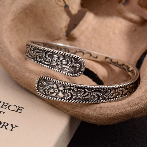 Vintage Geprägte Blumenrankenmuster Offene Armspange Für Damen Ethnischer Geschnitzter Antiksilber Kupfer Schmuck