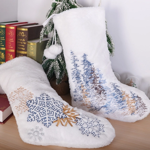 Calza Di Natale In Peluche Bianca Con Motivo A Fiocco Di Neve E Albero Ricamato E Pompon Sacchetto Regalo Festivo