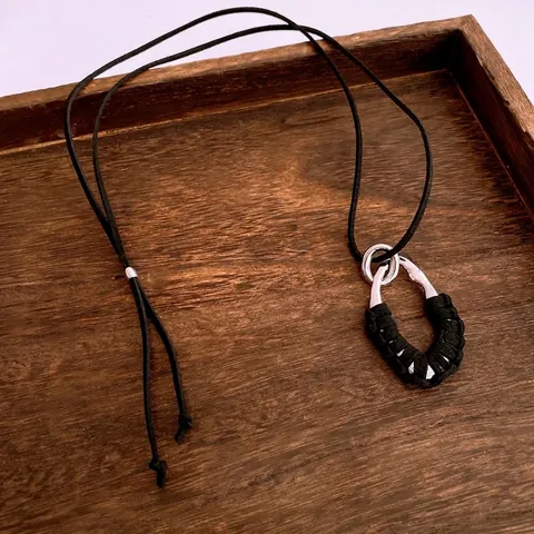 Collier Long Pendentif Gouttelette Vintage Alliage Corde Suède Enveloppée Chaîne Pull Bohème Pour Femmes Style Rétro Minimaliste