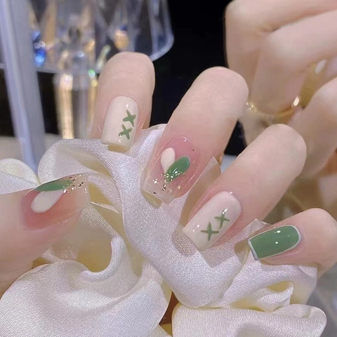 Unghie Finte Press On Blocco Di Colore Verde Latte Crema Forma Coffin Lucido Motivo Cuore XX Unghie Artificiali