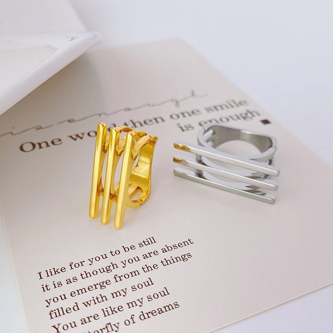 Geometrische Drieregelige Bandring Titaniumstaal 18K Verguld Minimalistische Moderne Vingerjuwelen Voor Vrouwen