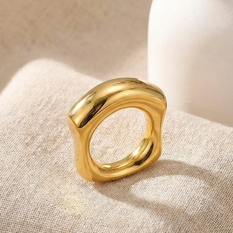 Anillo Geométrico Irregular Onda Bañado En Oro De 18K Acero De Titanio Pulido Banda Ancha Joyería Minimalista