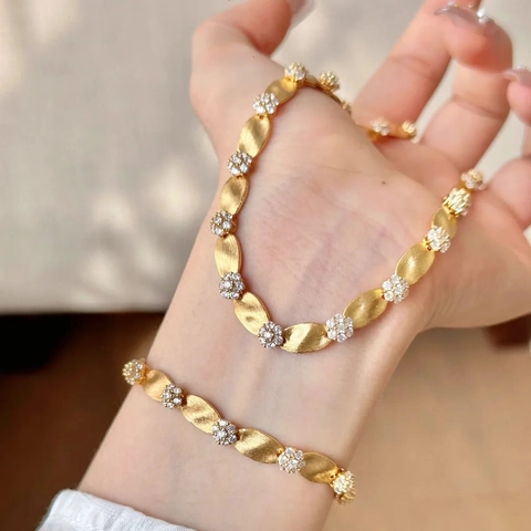 Golden Brushed Geometric Leaf Link Bracelet With Rhinestone Luxurious Elegant Alloy Bracelet For Women Fashion Jewelry