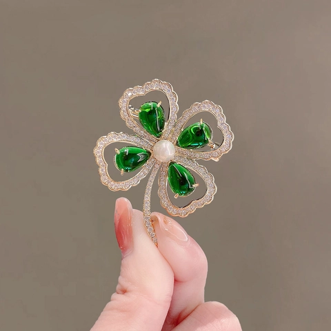 Exquisite Green Four Leaf Clover Brooch For Women Gold Plated Alloy Rhinestone Artificial Pearl Lucky Clover Pin Accessory
