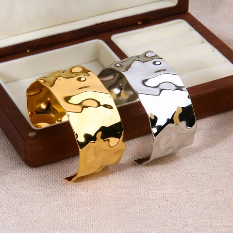 Breiter Offener Armreif Edelstahl 18K Vergoldet Gehämmertes Design Übertriebener INS Stil Schmuck Für Damen