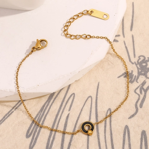 Minimalistisches Armband Aus 18 Karat Vergoldetem Edelstahl Mit Schwarzem Emaille Kreisanhänger Für Damen