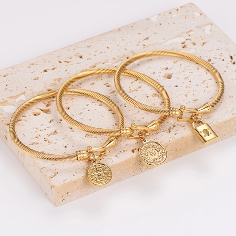 Bracciale Rigido da Donna Vintage in Acciaio Inossidabile 304 Cavo Intrecciato Placcato Oro Moneta San Benedetto Cuore Lucchetto