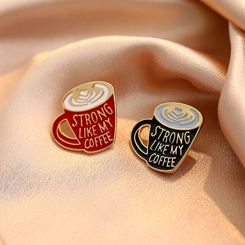 Spilla in Smalto a Forma di Tazza di Caffè in Lega Creativa Con Cuore Latte Art e Scritta Strong Like My Coffee per Decorazione Abbigliamento Donna