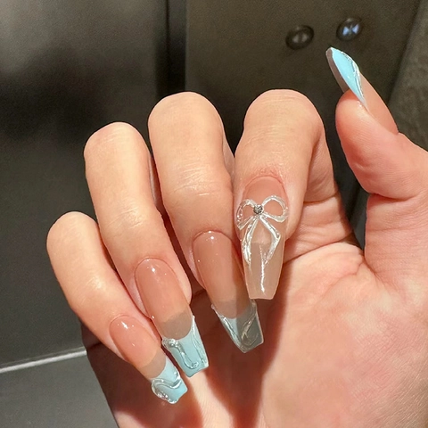 Künstliche Nägel French Tip Mandelform Blau Nude Mit Schleifen Und Strasssteinen Wiederverwendbare Glänzende Nägel Für Frauen