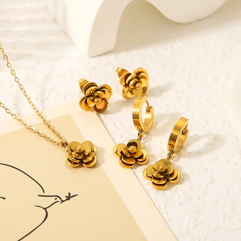 Set Di Gioielli Orecchini Collana Fiore Di Camelia Acciaio Inossidabile Placcato Oro 18K Elegante Per Donne