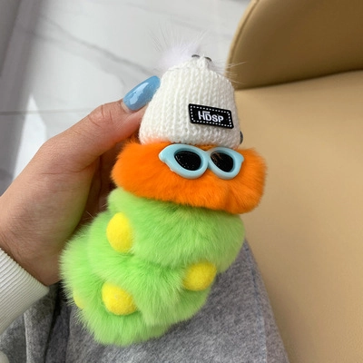 Portachiavi Bruco In Peluche Ciondolo In Pelliccia Morbida Colorata Con Mini Cappello In Maglia E Occhiali Da Sole
