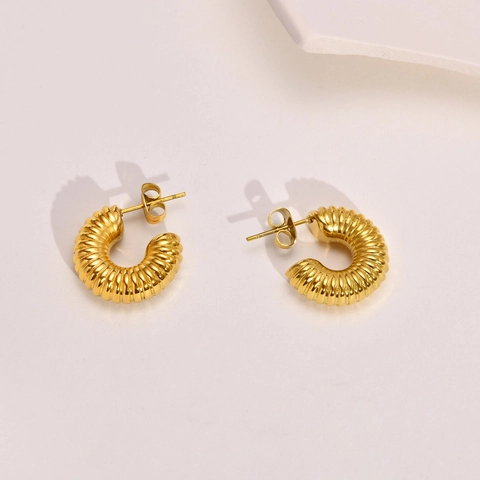 Pendientes De Aro En Forma De C Acero Inoxidable Chapado En Oro De 18K Nervado Croissant Roscado Diseño Minimalista Para Mujeres