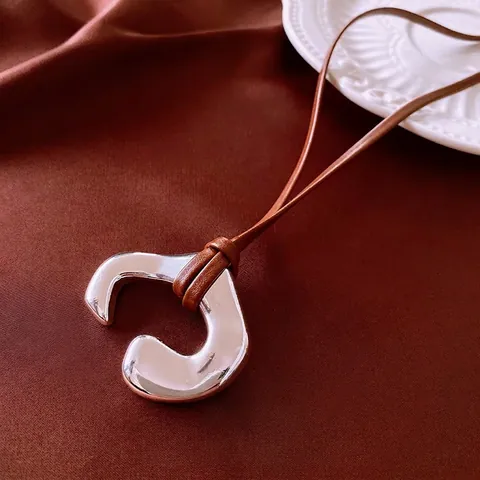 Collar Con Colgante Geométrico Irregular De Aleación Y Cuero Sintético Cadena Larga Ajustable Para Suéter Para Mujer Estilo Minimalista