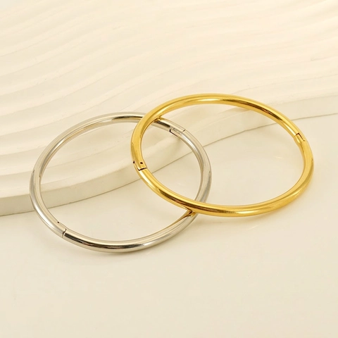Bracciale Rigido Ovale Minimalista In Acciaio Inossidabile Placcato Oro 18K Lucidato A Specchio Apertura A Cerniera Gioielli Donna