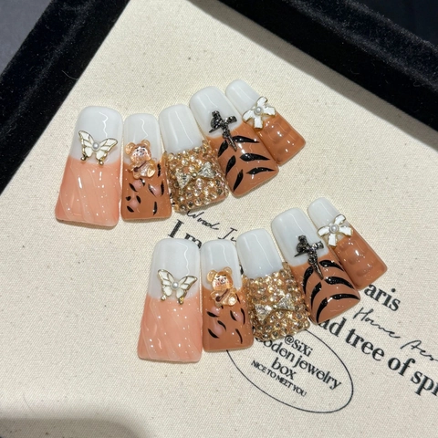 Unghie Finte a Pressione Francesi Leopardo Fatte a Mano Orsetto 3D Farfalla Croce Gotica Strass Lunghe a Bara Set