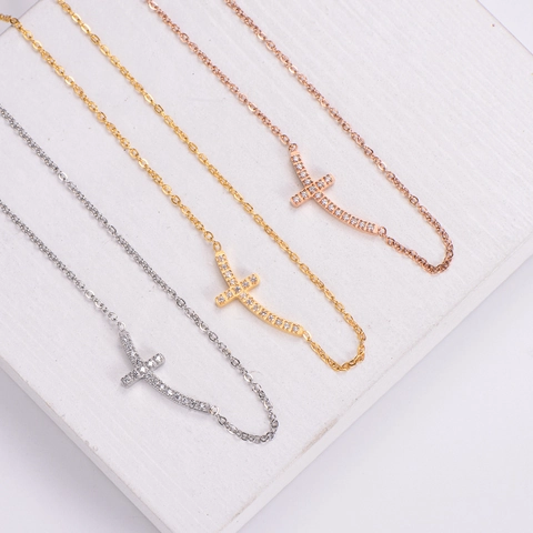 Collier Pendentif Croix Incurvée En Acier Inoxydable 316L Avec Zirconium Inlay Elégante Chaîne De Clavicule Pour Femmes