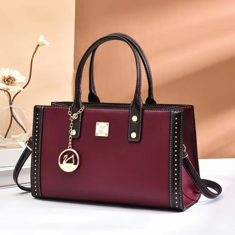 Borsa A Mano Da Donna Alla Moda In Pelle PU Rivetto Color Block Pendolare Tote Borsa A Tracolla Con Pendente A Cigno