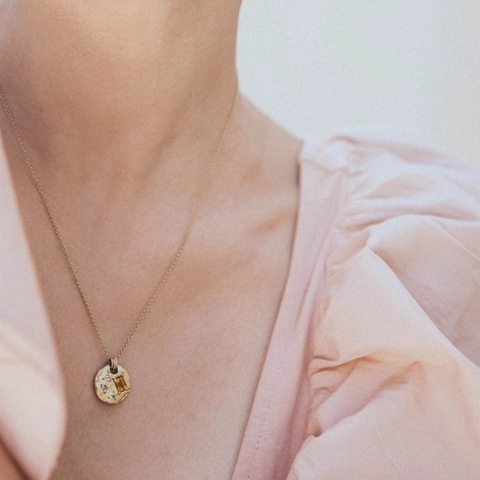 Vintage Runde Gehämmerte Kupferkette Bunte Zirkonia Eingelegt Unregelmäßiger Geometrischer Anhänger Vergoldeter Eleganter Schmuck