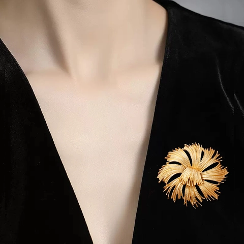 Vintage Matte Gold Blumen Brosche Für Damen Legierung Floral Pin Elegante Feuerwerk Design Retro Accessoire Für Mäntel Anzüge