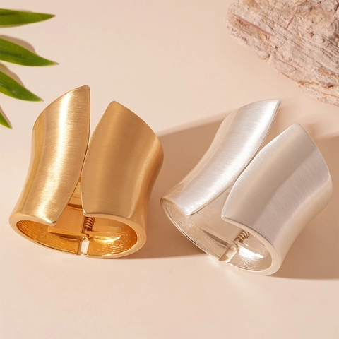Unregelmäßiges Breites Metall Armband Für Damen Legierung Geometrische Offene Manschette Minimalistischer Schmuck Matt