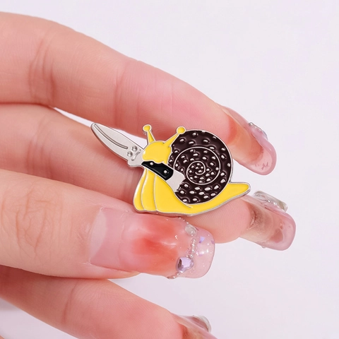 Broche Escargot Créative Drôle de Dessin Animé Avec Couteau Alliage Laqué Émail Épinglette Animale Individuelle Pour Sac à Dos Vêtements Décor