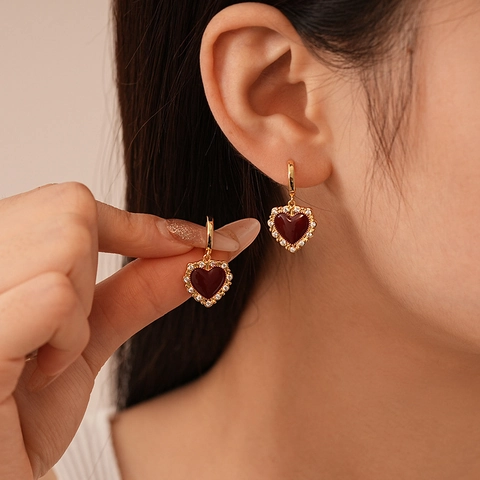 Pendientes De Aro De Corazón Retro Cobre Chapado En Oro Con Esmalte Rojo Y Circonita Incrustada Con Poste De Plata Para Mujer