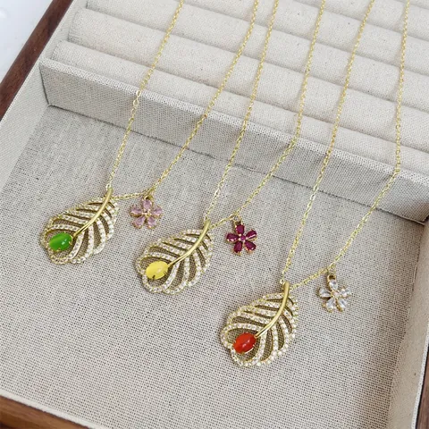 18K Verguld Koperen Halsketting Met Opengewerkt Blad Hanger Kleurrijke Zirconia Steen Bloem Element Origineel Ontwerp Sieraden Dames