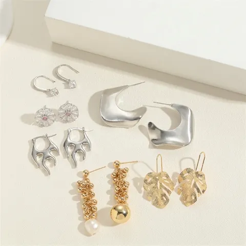 Orecchini Asimmetrici in Rame con Perla d'Acqua Dolce e Zirconia per Donna Margherita Foglia Fiamma Gioielli di Moda