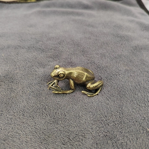Vintage Solid Brass Frog Ornament Miniature Desktop Figurine For Office Tea Table Decor Retro Animal Sculpture