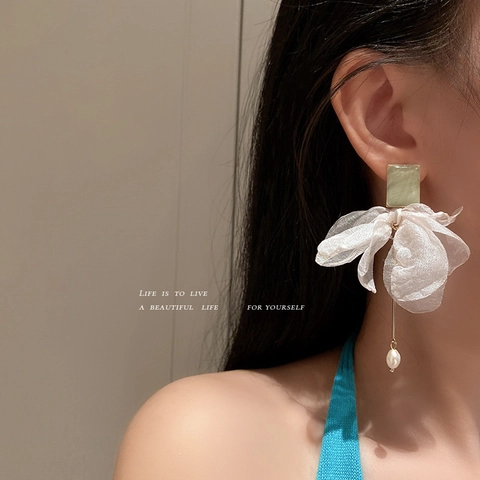 Orecchini Pendenti Lunghi Eleganti Con Petali Di Fiori In Organza Perla Artificial Sintetica E Perno In Argento Sterling 925