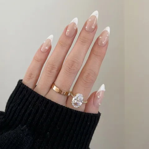 Unghie Finte Con Punta French Bianca Forma A Mandorla Con Künstliche Perle Delicate E Strass Elegante Base Nude Lucida Per Donna