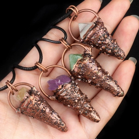 Collier Pendentif Cornet De Glace Cristal Naturel Améthyste Fluorite Citrine Avec Base En Cuivre Texture Rugueuse