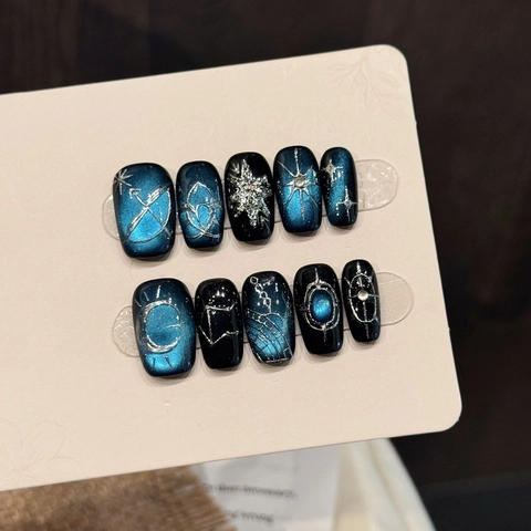 Handgefertigte Aufklebe-Nägel Blaues Katzenauge Dunkelgotische Sternennacht Silber Stern Mond Muster Glänzende Falsche Nägel