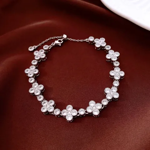Eleganter Vierblättriger Kleeblatt Armband Für Frauen Glänzende Zirkon Eingelegt Kupfer Schmuck Verstellbare Kette Accessoire