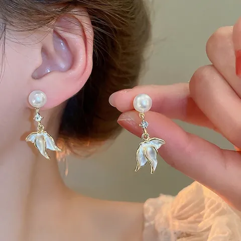 Boucles D'oreilles Pendantes Élégantes Avec Künstliche Perles Et Strass Pétale De Fleur Aile Émail Style Rétro Français Pour Femmes Tige En Argent