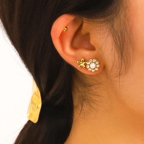 Pendientes De Botón De Acero Inoxidable Con Perla Artificial Y Diamantes De Imitación Forma De Fleur Hipoalergénico Chapado En Oro De 18K Para Mujer