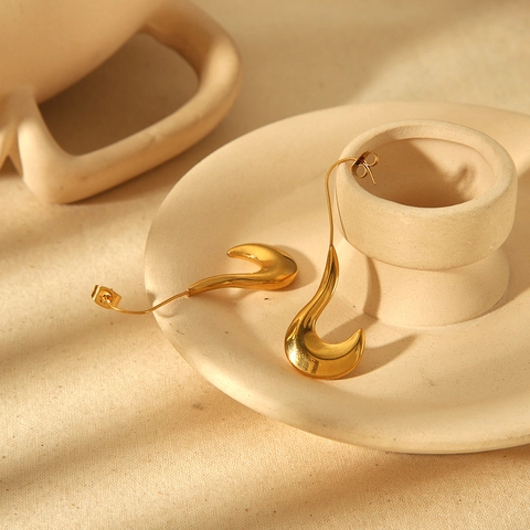 Fließende Geschwungene Ohrringe 18K Vergoldeter Edelstahl Geometrische Tropfenstecker Minimalistischer Schmuck Damen