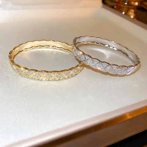 Gewatteerde Raster Bangle Koperen Sieraden Met Zirkoon Pave Voor Vrouwen Eenvoudig Mode Elegant Accessoire Luxe Stijl