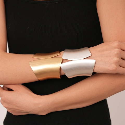 Unregelmäßiges Breites Metall Armband Für Damen Legierung Geometrische Offene Manschette Minimalistischer Schmuck Matt