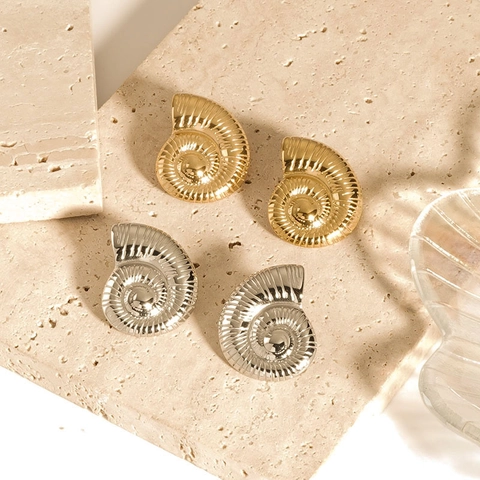 Orecchini a Bottone a Spirale in Acciaio Inossidabile a Forma di Conchiglia Per Donna Stile Oceano Oro 18K PVD Gioielli