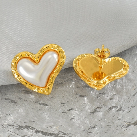 Herzförmige Ohrstecker Edelstahl 18K Vergoldet Gehämmerte Metall Imitation Künstliche Perle Französisch Retro Elegant Damen