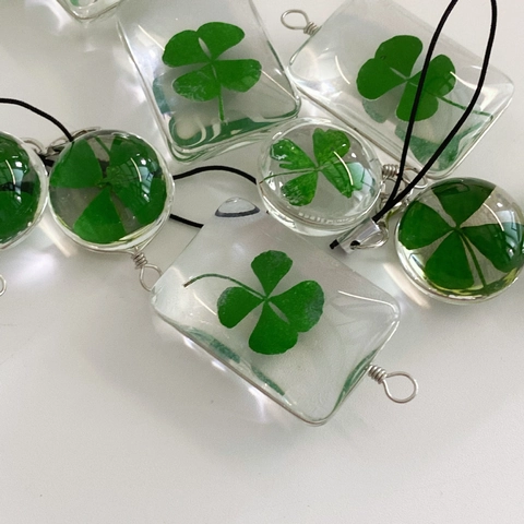 Four Leaf Clover Keychain Real Dried Flower Specimen Resin Pendant Lucky Charm For Bag Phone Strap