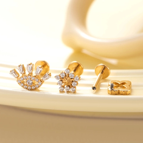 Titanium Legering Labret Studs Interne Schroefdraad Platte Achterkant Piercing Sieraden Cubic Zirconia Hart Oog Vormige Kraakbeen Oorbellen